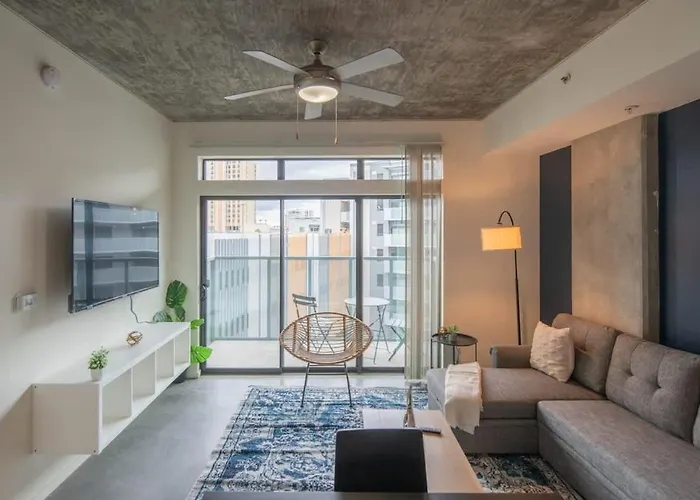 Adorable 1bd - Downtown - Gym, Pool, Parking Apartment *