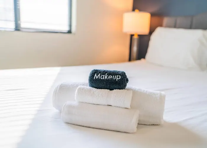 Adorable 1bd - Downtown - Gym, Pool, Parking *