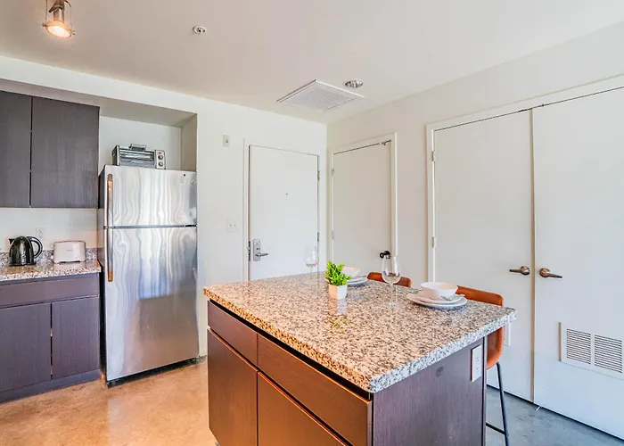 Adorable 1bd - Downtown - Gym, Pool, Parking Apartment